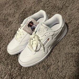 Womens 7.5 Reebok club memt shoes